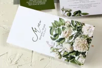 Zielona Oaza na Weselnym Stole | Piękno Róż i Gałązek