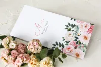 Eleganckie Menu Ślubne z Piwoniami | Kwiatowa Oprawa Stołu