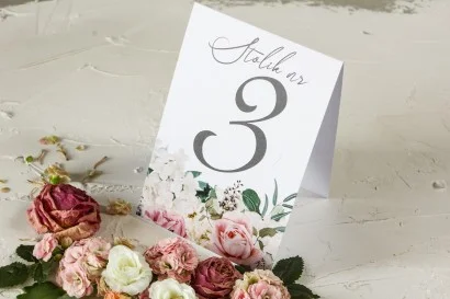 Różowe Numery stolików weselnych z różami i białymi hortensjami