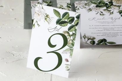 Zielone Numery stolików weselnych z białymi różami
