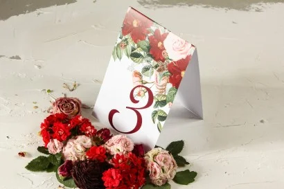 Numery stolików weselnych z bordowymi daliami i pastelowymi różami