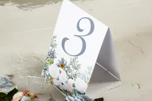 Winter Nummern von Hochzeitstischen mit einem zarten, pastellfarbenen Motiv aus weißen Rosen