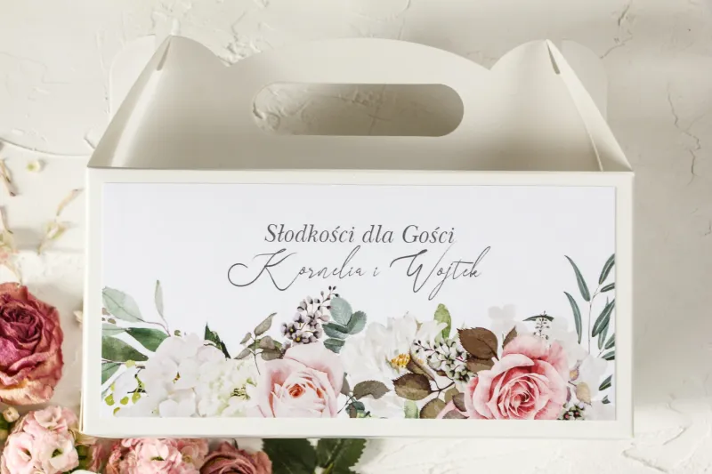 Podziękowanie dla gości weselnych, prostokątne pudełka na ciasto z różami i delikatnymi białymi hortensjami