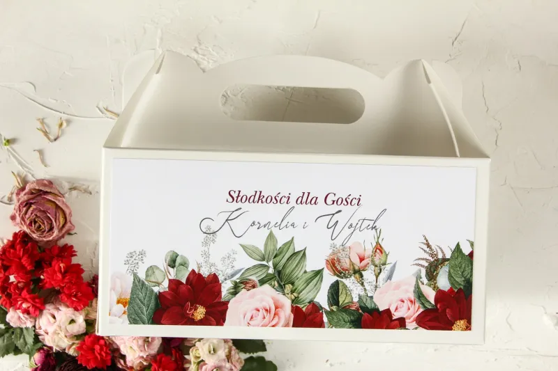 Podziękowanie dla gości weselnych, prostokątne pudełka na ciasto z bordowymi daliami i pastelowymi różami