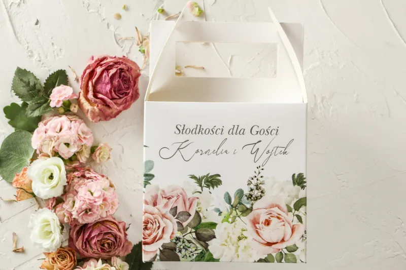 Różowe Pudełko na Ciasto Weselne z różami i delikatnymi białymi hortensjami oraz z zielonymi gałązkami