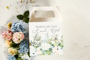 Winterhochzeitstorte Box mit zartem, pastellfarbenem Motiv aus weißen Rosen, Zedernholz und Eukalyptusblättern