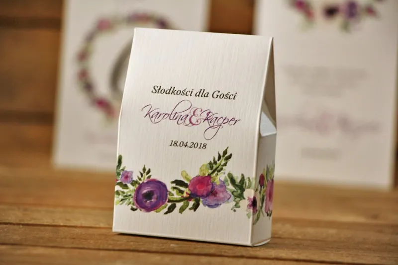 Pudełeczko stojące na cukierki, podziękowania dla Gości weselnych - Akwarele nr 11 - Drobne fioletowe kwiaty Pudełeczko stojące na cukierki, podziękowania dla Gości weselnych - Akwarele nr 11 - Drobne fioletowe kwiaty