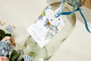 Winter Wedding Flaschenanhänger mit zartem, pastellfarbenem Motiv aus weißen Rosen