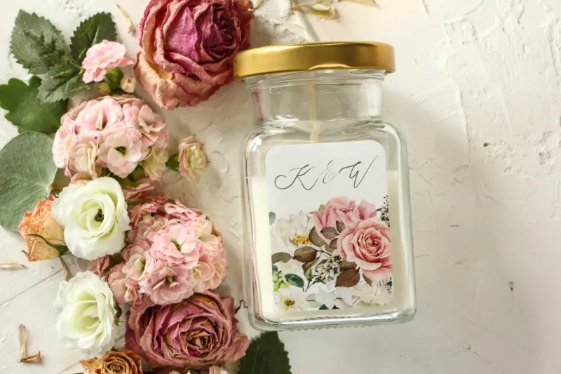 Świeczki - Podziękowania dla gości weselnych, etykieta z różami i delikatnymi białymi hortensjami