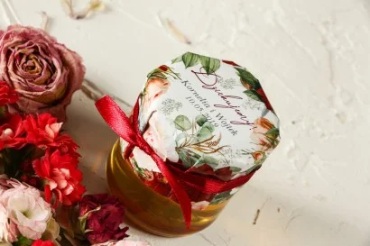 Miód Wielokwiatowy z Kapturem z Bordowymi Daliami i Pastelowymi Różami | Słodkie Upominki dla Gości Weselnych
