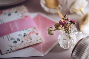 Rosa Hochzeitseinladungen mit weißen Pfingstrosen und Rosen mit dem Zusatz von Eukalyptus
