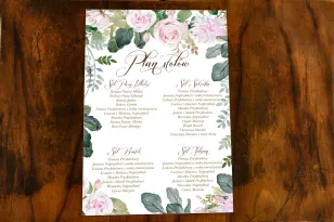 Hochzeitstischplan im botanischen Stil mit dem Motiv von pastellrosa Dahlien und Rosen