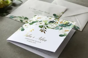 Weiße und grüne Hochzeitseinladungen mit vergoldeten Zweigen im Glamour-Stil, Motiv aus zarten, weißen Blumen und Grün