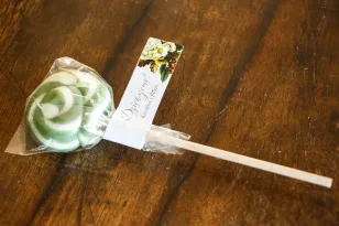 Lutscher - süß danke an die Hochzeitsgäste. Weißes Etikett mit botanischem Blumenstrauß im Vintage-Stil