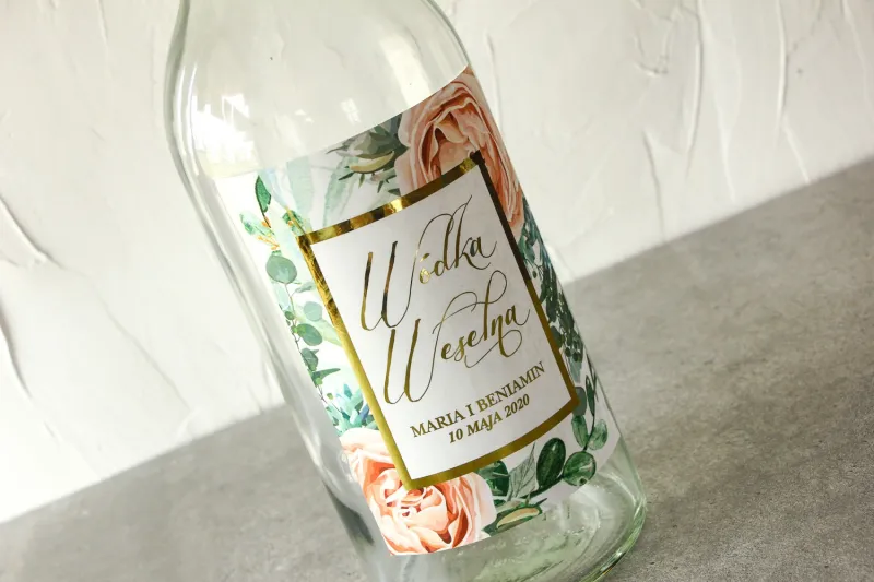Etykiety samoprzylepne na butelki weselne w stylu Glamour z delikatnymi brzoskwiniowymi piwoniami