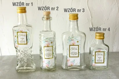 Butelki na nalewki ze złotą ramką i piwoniami | upominki dla gości weselnych glamour | Flores nr 1