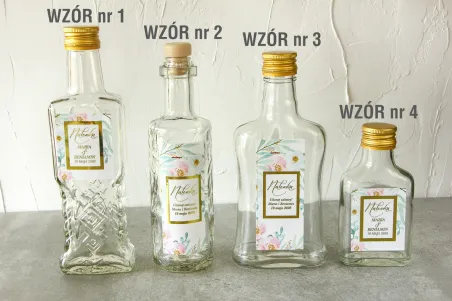 Butelki na nalewki wraz z etykietą w stylu glamour ze złoconą ramką i tekstem - subtelny wzór z różowymi i białymi piwoniami