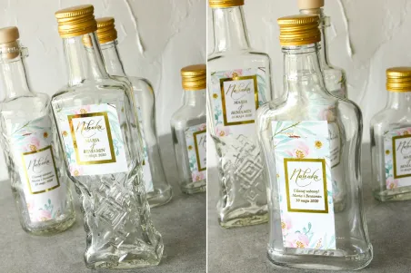Butelki na nalewki wraz z etykietą w stylu glamour ze złoconą ramką i tekstem - subtelny wzór z różowymi i białymi piwoniami