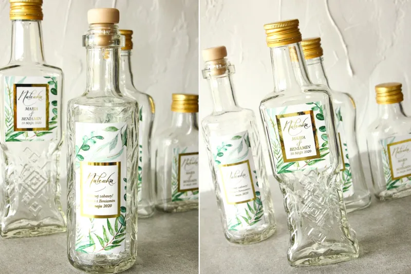 Butelki na nalewki wraz z etykietą w stylu glamour ze złoconą ramką i tekstem z botanicznym motywem greenery