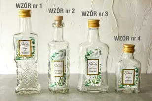 Butelki na nalewki wraz z etykietą w stylu glamour ze złoconą ramką i tekstem z botanicznym motywem greenery