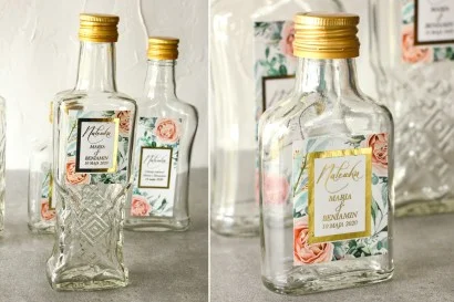 Eleganckie butelki z etykietą glamour i piwoniami | prezenty dla gości weselnych glamour