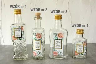 Butelki na nalewki wraz z etykietą w stylu glamour ze złoconą ramką i tekstem z delikatnymi brzoskwiniowymi piwoniami