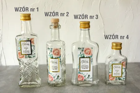 Butelki na nalewki wraz z etykietą w stylu glamour ze złoconą ramką i tekstem z delikatnymi brzoskwiniowymi piwoniami