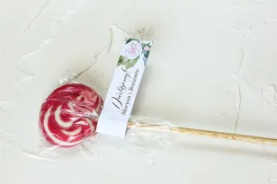 Lutscher - süß danke an die Hochzeitsgäste. Anhänger mit einem Motiv aus pastellrosa Dahlien und Rosen