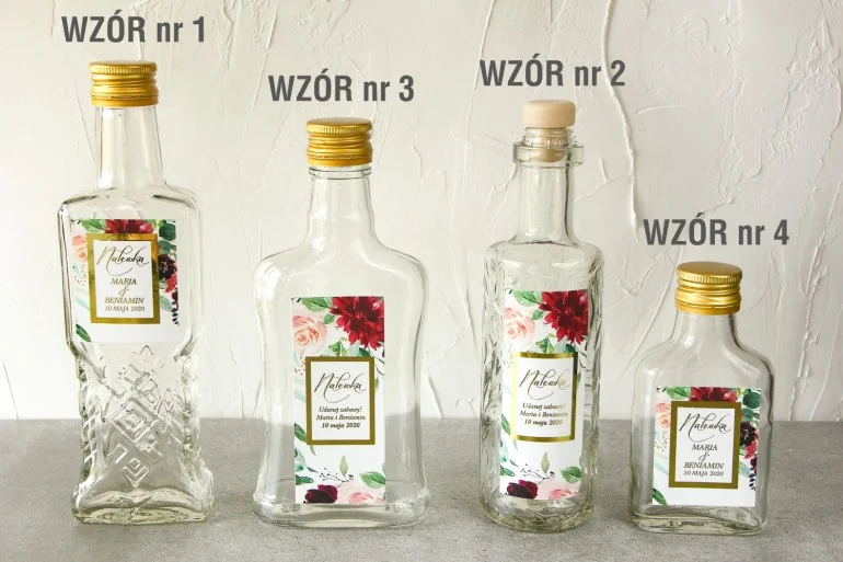 Butelki z etykietą w stylu glamour z piwoniami i daliami | prezenty dla gości weselnych glamour
