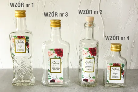 Butelki na nalewki wraz z etykietą w stylu glamour ze złoconą ramką i tekstem oraz z burgundowymi i bordowymi piwoniami