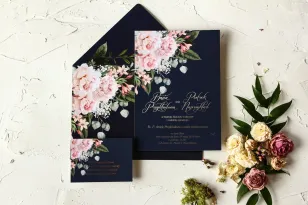 Marineblaue Hochzeitseinladungen im Glamour-Stil mit silbernem Text – rosa Pfingstrosenstrauß auf dunklem Hintergrund mit Eukaly