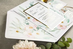 Zaproszenia ślubne w stylu glamour ze złoconą ramką i tekstem - subtelny wzór z różowymi i białymi piwoniami
