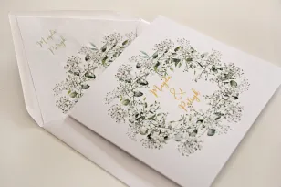 Weiße und grüne Hochzeitseinladungen mit Schleierkraut und Eukalyptus, goldene Inschriften - Zikade Nr. 13