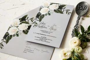 Hochzeitseinladungen mit weißen Rosen im Glamour-Stil mit silbernem Text in einer dominanten Farbe von zartem Grau