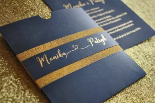 Hochzeitseinladungen im Glamour-Stil mit Vergoldung und dekorativem Brokatpapier. Marineblaue Farbe.