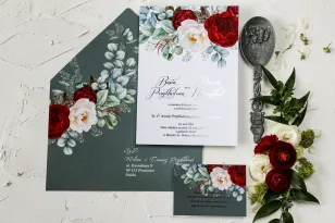 Zaproszenia ślubne z burgundowymi i różowymi piwoniami w stylu glamour ze srebrnym tekstem