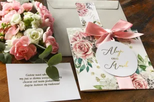 Delikatne zaproszenia ślubne w stylu glamour z dodatkiem pudrowych róż