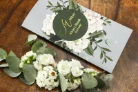 Menu na Stół Ślubny w Stylu Glamour | Białe Piwonie na Szarym Tle