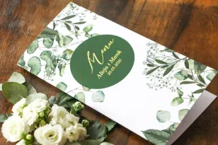 Hochzeitsmenü mit Eukalyptus und Schleierkraut. Die Speisekarte bezieht sich auf das Thema Grün und Glamour.