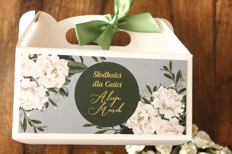 Prostokątne Pudełko na ciasto weselne ze złoceniem w stylu glamour z białymi piwoniami i zielonymi gałązkami