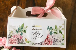Prostokątne Pudełko na ciasto weselne ze złoceniem w stylu glamour z dodatkiem pudrowych róż oraz białej hortensji