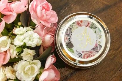 Świeczki Okrągłe ze złoconą etykietą z dodatkiem pudrowych róż oraz białej hortensji | Podziękowania dla Gości