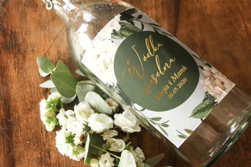 Etykiety samoprzylepne na butelki weselne, ślubne w stylu Glamour ze złoceniem z białymi piwoniami i zielonymi gałązkami