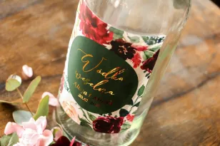 Etykiety samoprzylepne na butelki weselne, ślubne w stylu Glamour ze złoceniem, z burgundowymi i bordowymi piwoniami