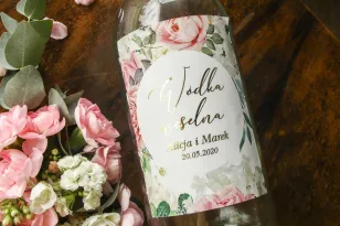 Etykiety na butelki weselne, ślubne w stylu Glamour ze złoceniem, z dodatkiem pudrowych róż oraz białej hortensji