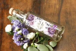 Etiketten für Hochzeitsflaschen, Hochzeit im Glamour-Stil mit Vergoldung. Die Etiketten verwenden das Lavendelmotiv