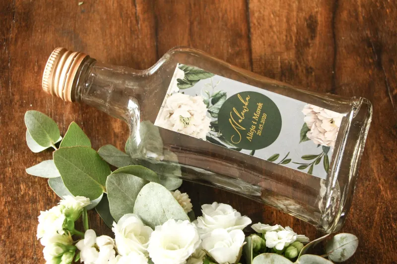 Butelki na nalewki wraz z etykietą w stylu glamour ze złoceniem z białymi piwoniami Butelki na nalewki wraz z etykietą w stylu glamour ze złoceniem z białymi piwoniami