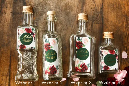 Butelki na nalewki wraz z etykietą w stylu glamour z burgundowymi i bordowymi piwoniami