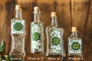 Butelki na nalewki wraz z etykietą z eukaliptusem i gipsówką. Etykiety nawiązują do motywu greenery oraz glamour