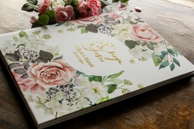 Weselna, ślubna Księga Gości ze złotymi napisami. Grafika w stylu glamour z dodatkiem pudrowych róż oraz białej hortensji